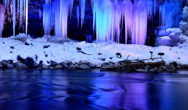 ライトアップされた三十槌の氷柱